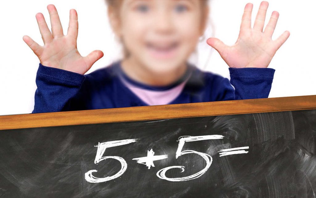Kind rechnet mit den Fingern 5+5