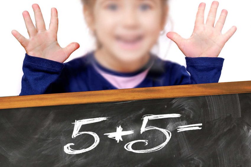 Kind rechnet mit den Fingern 5+5