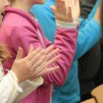 Das Foto zeigt klatschende Hände von Schüler*innen, als Beitragsbild zum Thema Gemeinsam erfolgreich lernen.