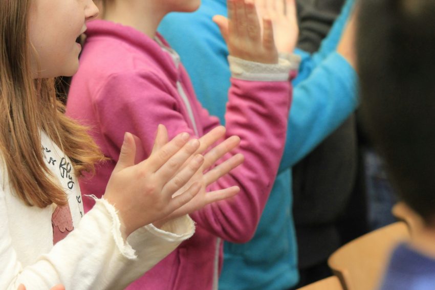 Das Foto zeigt klatschende Hände von Schüler*innen, als Beitragsbild zum Thema Gemeinsam erfolgreich lernen.