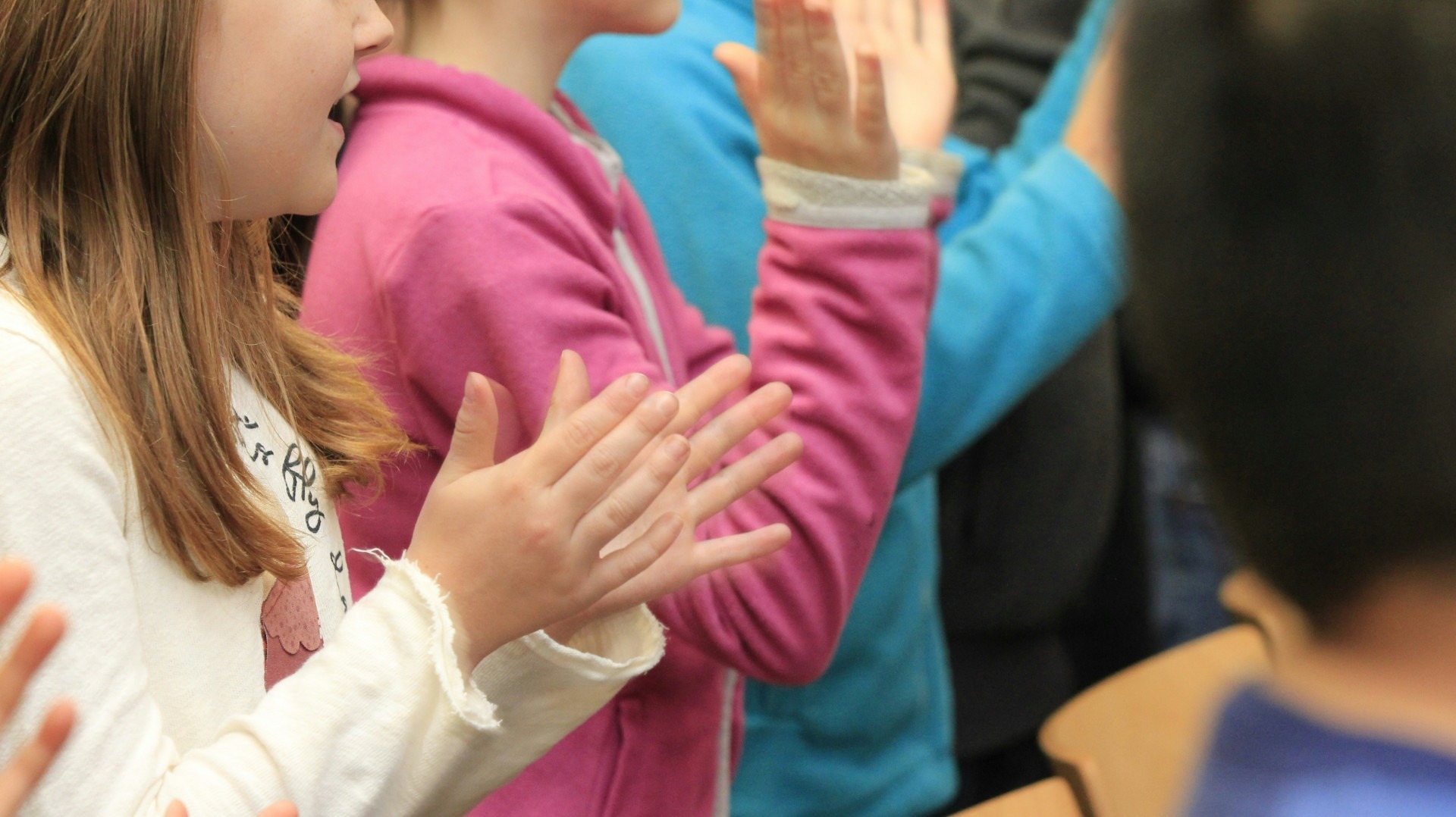 Das Foto zeigt klatschende Hände von Schüler*innen, als Beitragsbild zum Thema Gemeinsam erfolgreich lernen.